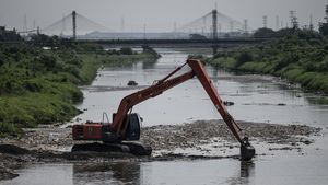 Alat Berat Turun Tangan Bersihkan Sungai Kanal Banjir Semarang