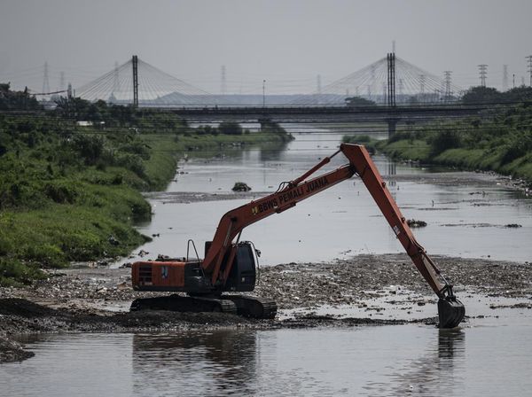 Alat Berat Turun Tangan Bersihkan Sungai Kanal Banjir Semarang