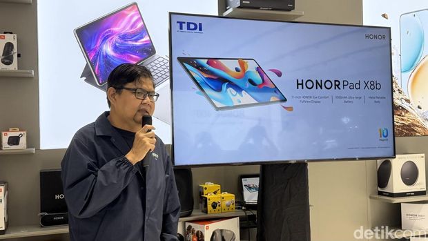 Aryo Meidianto, Head of Public Relations PT Trinova Digital Indonesia di aktivitas hands-on Honor Pad X8b