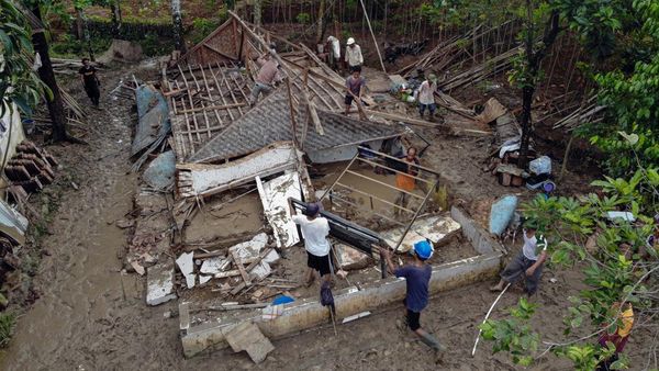 Banjir Terjang Bogor, Satu Rumah Ambruk akibat Luapan Sungai Cijayanti