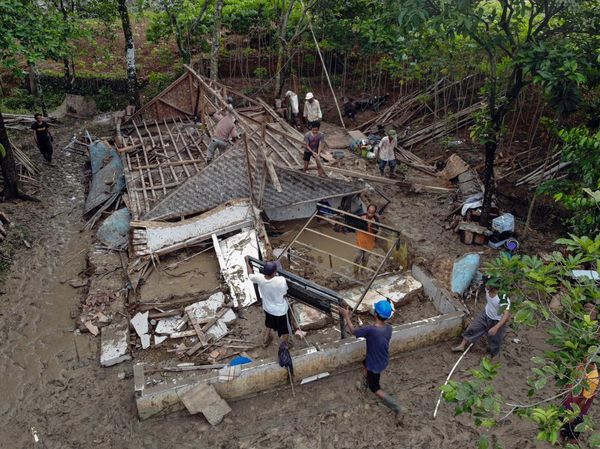 Banjir Terjang Bogor, Satu Rumah Ambruk akibat Luapan Sungai Cijayanti
