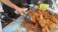 Rela Antre 45 Menit Demi Cicip Ayam Goreng Baput Viral di Ciledug