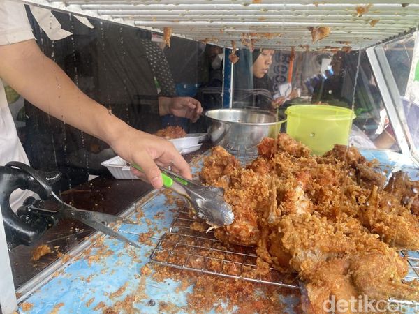 Rela Antre 45 Menit Demi Cicip Ayam Goreng Baput Viral di Ciledug