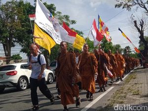 58 Biksu Jalan Kaki dari Bali Tiba di Klaten Lalu Naik Bus, Ini Alasannya