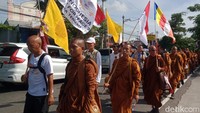58 Biksu Thudong Jalan Kaki dari Bali sampai di Klaten, tapi Kok Lanjut Naik Bus?