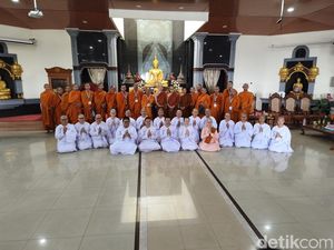 16 Biksu Thudong Mampir ke Vihara Tanah Putih Semarang, Disambut Atthasilani