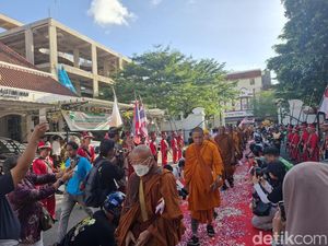 Puluhan Biksu Thudong Disambut Sultan HB X Saat Tiba di Jogja