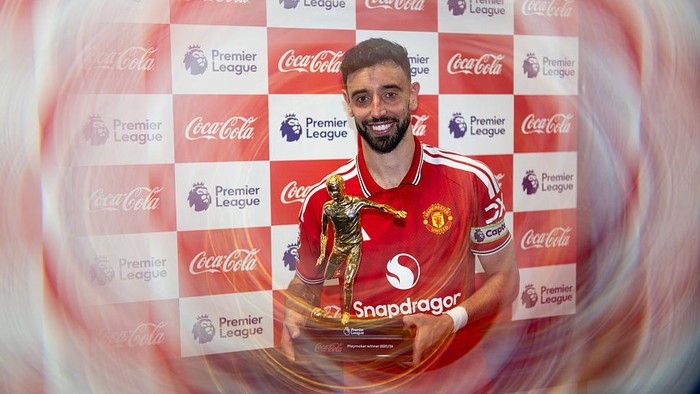 BRIGHTON, ENGLAND - MAY 24: Bruno Fernandes of Manchester United receives the Playmaker of the season award after the Premier League match between Brighton & Hove Albion and Manchester United at Amex Stadium on May 24, 2026 in Brighton, England. (Pho