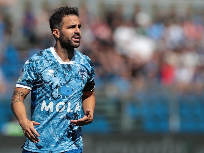 COMO, ITALY - SEPTEMBER 17: Cesc Fabregas of Como 1907 looks on during the Serie B match between Como 1907 and Spal at Stadio G. Sinigaglia on September 17, 2022 in Como, Italy. (Photo by Emilio Andreoli/Getty Images)