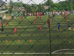 Beri Materi Latihan SSB di Palembang, Budi Sudarsono Tekankan Pembinaan Usia Muda