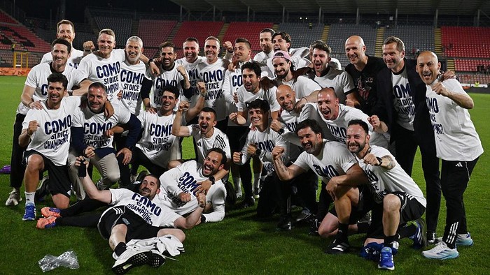 Como merayakan kelolosan ke Liga Champions musim depan.