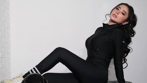 Gaya Sporty Dewi Perssik, Pose Estetis di Bangku