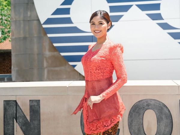 Gaya Erina Gudono Berkebaya Coral saat Wisuda S2 di Amerika, Raih IPK 4.00