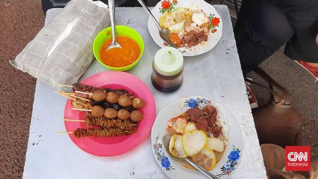 Suasana dagangan para penjual gultik di sepanjang Jalan Mahakam, Blok M, Jakarta Selatan, pada Kamis (21/5) malam.