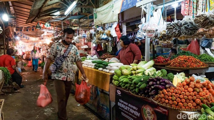 Harga Pangan di Tangsel Meroket Jelang Idul Adha, Pedagang Menjerit Harga sejumlah bahan pangan di pasar tradisional wilayah Tangerang Selatan (Tangsel) mulai mengalami kenaikan signifikan menjelang Hari Raya Idul Adha 1447 Hijriah. Kenaikan nilai tersebut dikeluhkan para pedagang maupun pembeli lantaran terjadi pada sejumlah komoditas utama nan banyak dibutuhkan masyarakat.