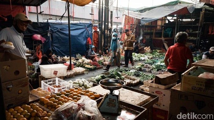 Harga Pangan di Tangsel Meroket Jelang Idul Adha, Pedagang Menjerit Harga sejumlah bahan pangan di pasar tradisional wilayah Tangerang Selatan (Tangsel) mulai mengalami kenaikan signifikan menjelang Hari Raya Idul Adha 1447 Hijriah. Kenaikan nilai tersebut dikeluhkan para pedagang maupun pembeli lantaran terjadi pada sejumlah komoditas utama nan banyak dibutuhkan masyarakat.