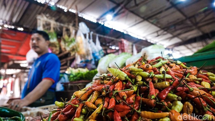 Harga sejumlah bahan pangan di pasar tradisional wilayah Tangerang Selatan (Tangsel) mulai mengalami kenaikan signifikan menjelang Hari Raya Idul Adha 1447 Hijriah. Kenaikan nilai tersebut dikeluhkan para pedagang maupun pembeli lantaran terjadi pada sejumlah komoditas utama nan banyak dibutuhkan masyarakat.