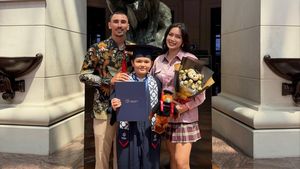 El Barack Lulus SD, Jessica Iskandar Bangga Banget