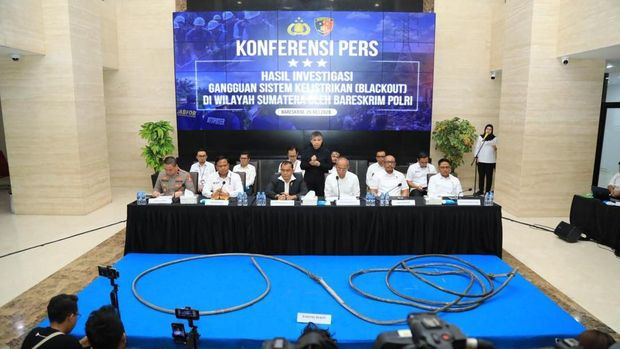 Konpres hasil investigasi gangguan sistem kelistrikan (BLACKOUT) di wilayah Sumatera oleh Bareskrim Polri Konpres hasil investigasi gangguan sistem kelistrikan (BLACKOUT) di wilayah Sumatera oleh Bareskrim Polri. (Dok. Bareskrim)