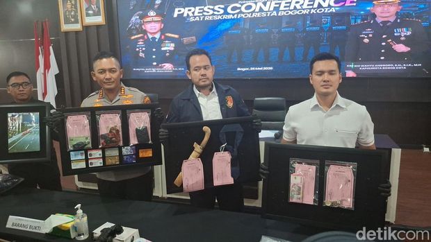 M Febryan alias Ambon (26) mengaku tega membunuh dan melempar jasad AA dari jalan layang Tol BORR ke Jalan Raya Sholis Kota Bogor karena sakit hati. (M Sholihin/detikcom)