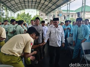 Menko Zulhas Dorong Santri Sidoarjo Berani Tanya dan Berpikir Kritis