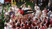 Pemain Arsenal Tonton Arteta Angkat Trofi Premier League