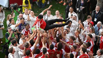 Pemain Arsenal Tonton Arteta Angkat Trofi Premier League