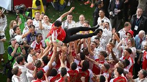 Pemain Arsenal Tonton Arteta Angkat Trofi Premier League