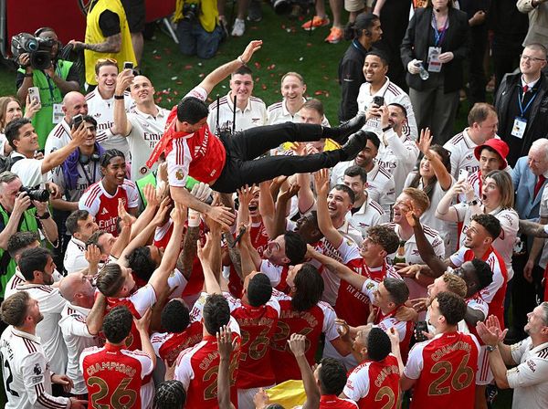 Pemain Arsenal Tonton Arteta Angkat Trofi Premier League
