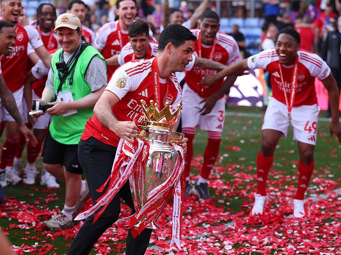 LONDON, ENGLAND - MAY 24: Mikel Arteta manager / head coach  of Arsenal celebrates with the Premier League Trophy after being crowned champions after  the Premier League match between Crystal Palace and Arsenal at Selhurst Park on May 24, 2026 in London, England. (Photo by Catherine Ivill - AMA/Getty Images)
