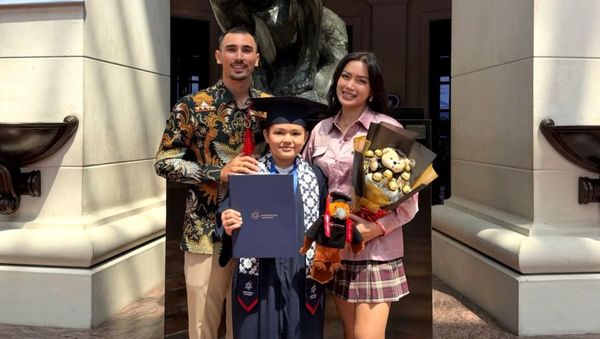 10 Potret Artis Dampingi Anak Wisuda, Jessica Iskandar Kasual Pakai Rok Mini