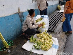 Geliat Pedagang Cangkang Ketupat di Tasikmalaya Jelang Iduladha