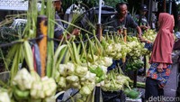 Pedagang Musiman Kulit Ketupat Ramaikan Pasar Pondok Labu