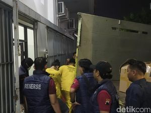 5 Tersangka Dikeler Saat Penggeledahan Markas Scammer di Solo Baru