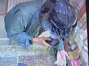 Video Rekaman CCTV Detik-detik Pria Bawa Kabur Emas 150 Gram di Medan