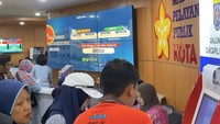 Dukcapil Diserbu Warga Aktivasi IKD untuk Syarat Anak Masuk Sekolah