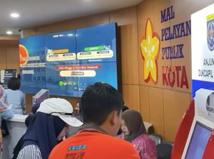 Dukcapil Diserbu Warga Aktivasi IKD untuk Syarat Anak Masuk Sekolah