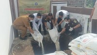 Kejari Tasikmalaya Musnahkan 1 Ton Lebih Terigu Bermerek Palsu