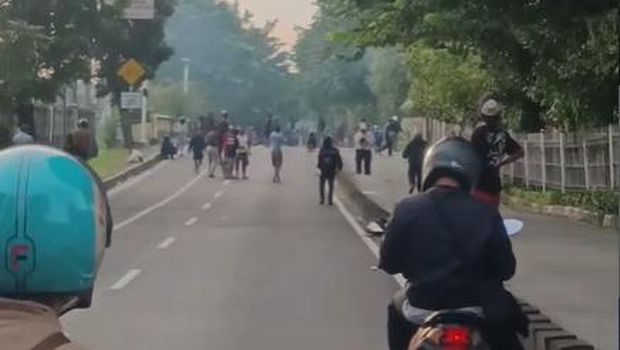 Penampakan antrean kendaraan terdampak massa tawuran di dekat Stasiun Klender