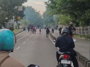 Video Tawuran Warga di Klender Jaktim: Massa Bawa Sajam Saling Lempar Batu-Petasan