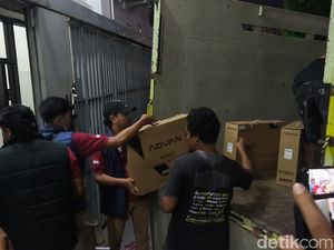 Polisi Angkut Ratusan Barang Usai 9 Jam Geledah Markas Scammer di Solo Baru