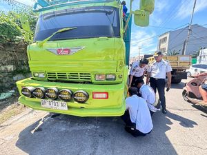 Dishub Gembok 10 Mobil Ekspedisi Parkir di Bahu Jalan Makassar