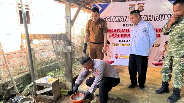 Polda Sumsel melakukan bedah rumah dan pembagian support sosial untuk masyarakat di Kabupaten Musi Rawas Utara (Muratara).