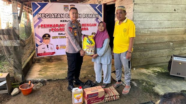 Polda Sumsel melakukan bedah rumah dan pembagian support sosial untuk masyarakat di Kabupaten Musi Rawas Utara (Muratara).