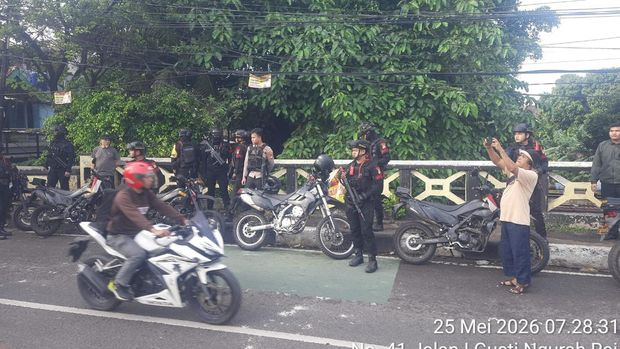 Polisi membubarkan tawuran di Jalan I Gusti Ngurah Rai dekat Stasiun Klender, Jakarta Timur.
