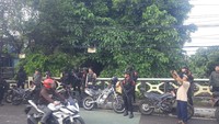 Tawuran Dekat Stasiun Klender Dibubarkan, Petasan hingga Busur Disita