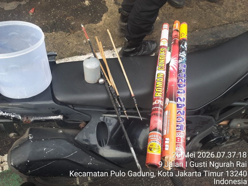 Polisi membubarkan tawuran di Jalan I Gusti Ngurah Rai dekat Stasiun Klender, Jakarta Timur.