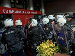 Pakai Gas Air Mata, Polisi Turki Gerebek Markas Partai Oposisi