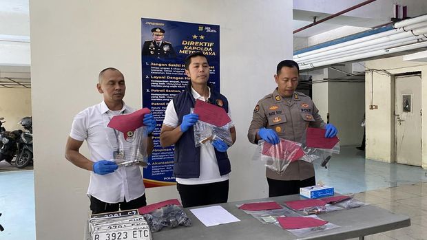 Polres Depok menangkap komplotan pemalak bersenjata api.