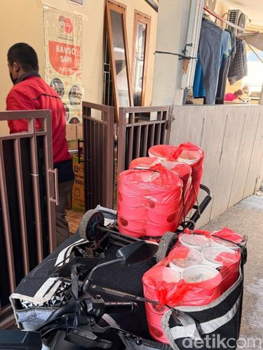 Usaha katering bakso di Kebon Jeruk, Jakarta Barat,  bernama Profesor Bakso.